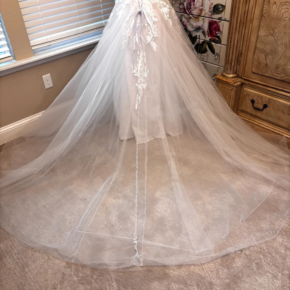 NEW White Wedding Dress, Wedding Dress with Train, Dress with Appliqués, Size LG - Picture 10 of 15